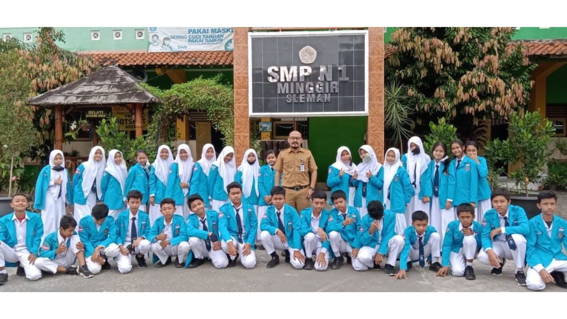 Siswa Kelas VIII SMP N 1 Minggir Abadikan HUT RI dalam Buku
